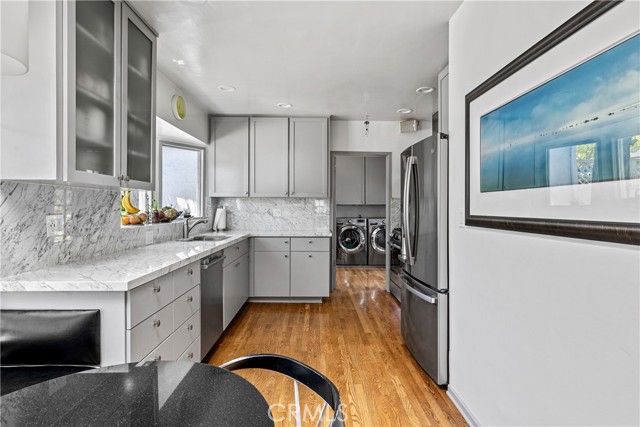 Detail Gallery Image 17 of 33 For 1701 Pier Ave, Santa Monica,  CA 90405 - 4 Beds | 2/1 Baths