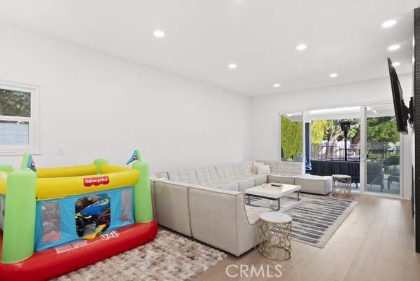 Detail Gallery Image 12 of 67 For 9514 Oakridge Pl, Chatsworth,  CA 91311 - 6 Beds | 6 Baths