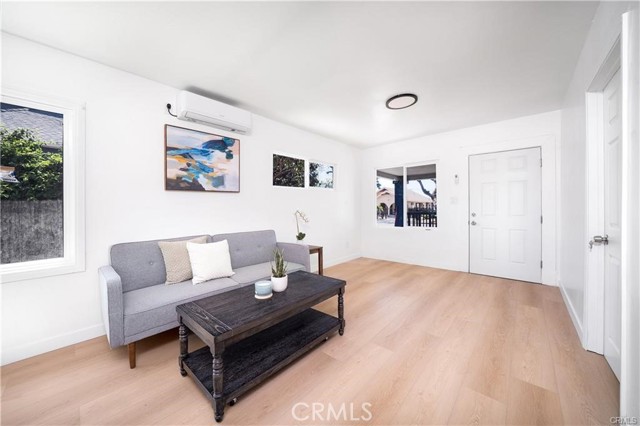 Detail Gallery Image 4 of 11 For 1009 W Myrtle, Santa Ana,  CA 92703 - 2 Beds | 1 Baths