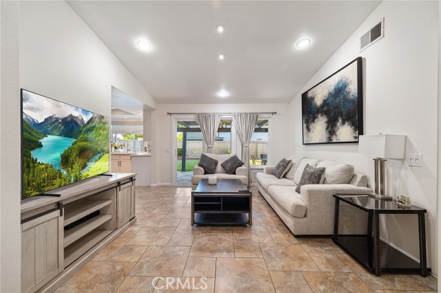 2037 Comstock Court, Palmdale CA: https://media.crmls.org/medias/c5328b11-959c-4b39-8b61-7dd1ac68da14.jpg