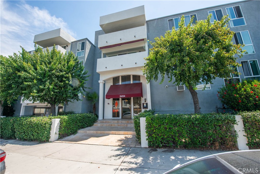 5454 Zelzah Avenue #204