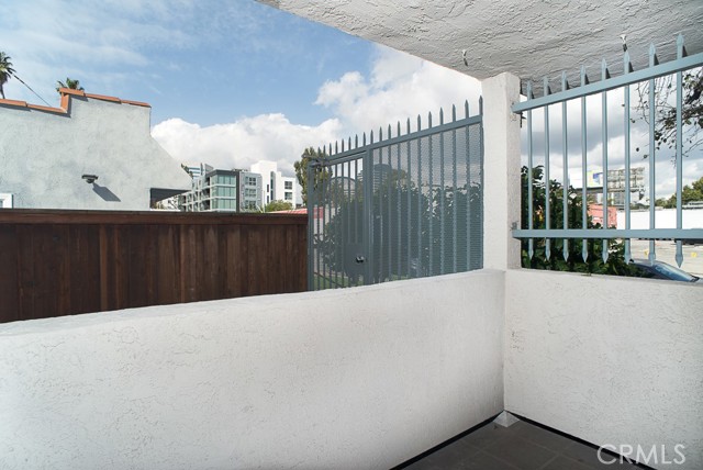 Detail Gallery Image 9 of 12 For 1425 Centinela Ave #1,  Santa Monica,  CA 90404 - 2 Beds | 2/1 Baths