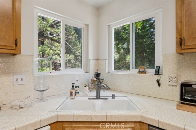 582 Grass Valley Ct, Lake Arrowhead, CA 92352 photo 3