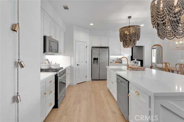 Detail Gallery Image 13 of 71 For 8357 Macron, Oak Hills,  CA 92344 - 4 Beds | 3 Baths