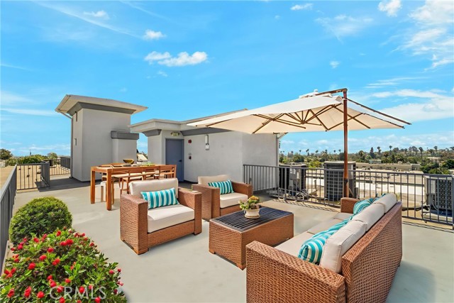 Detail Gallery Image 31 of 38 For 11923 Darlington Ave #302,  Los Angeles,  CA 90049 - 3 Beds | 3 Baths