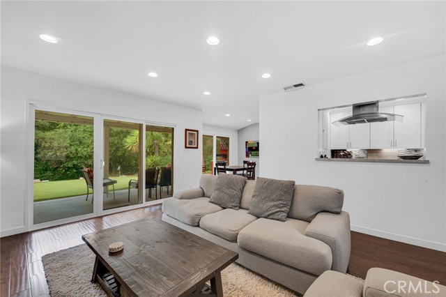 Detail Gallery Image 10 of 37 For 20964 Rios St, Woodland Hills,  CA 91364 - 2 Beds | 2 Baths