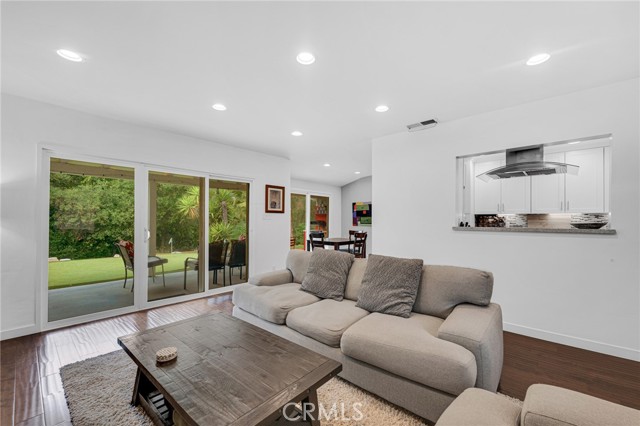 Detail Gallery Image 10 of 37 For 20964 Rios St, Woodland Hills,  CA 91364 - 2 Beds | 2 Baths