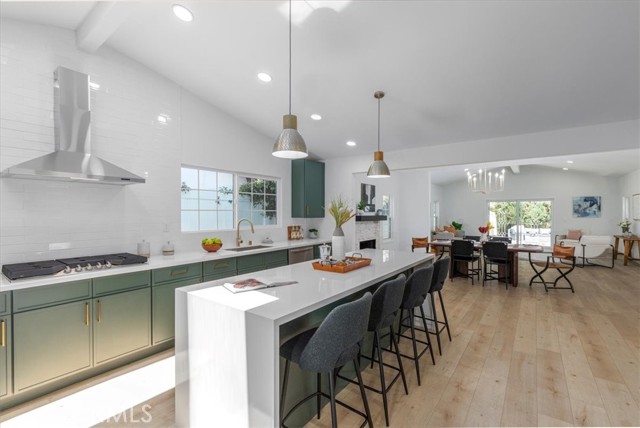 Detail Gallery Image 2 of 41 For 20919 De La Guerra St, Woodland Hills,  CA 91364 - 3 Beds | 3 Baths