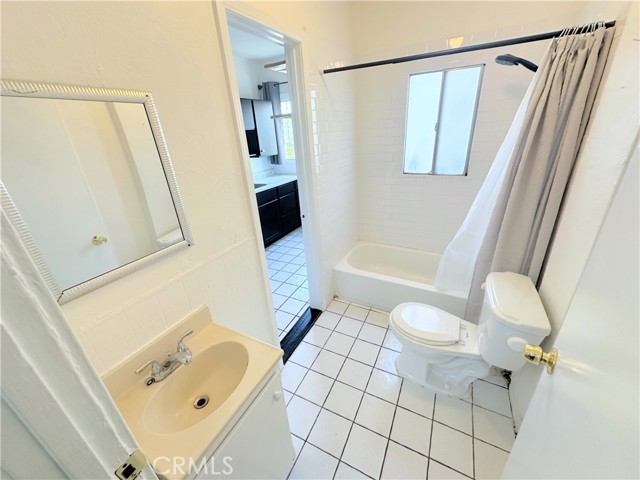 901 N El Centro Avenue, Hollywood CA: https://media.crmls.org/medias/c5394cb8-5af8-4407-8ab5-9eaa96c6f854.jpg