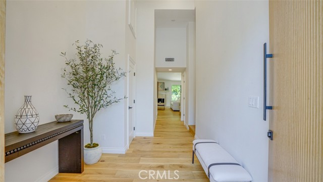 22914 Gershwin Drive, Woodland Hills CA: https://media.crmls.org/medias/c53d04b9-d45a-44bf-9f7a-7418d9fa9055.jpg