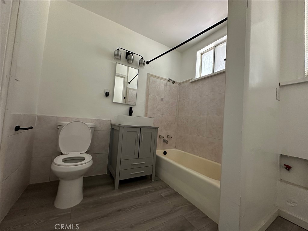 https://media.crmls.org/medias/c53d24c2-b874-4d3b-80a1-4b530f4e408b.jpg?preset=X-Large