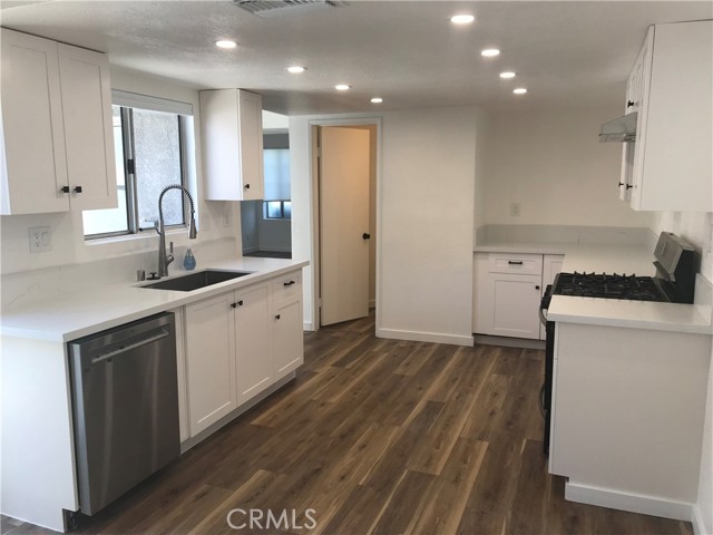Detail Gallery Image 4 of 19 For 178 W Walnut Ave #D,  Rialto,  CA 92376 - 3 Beds | 2/1 Baths