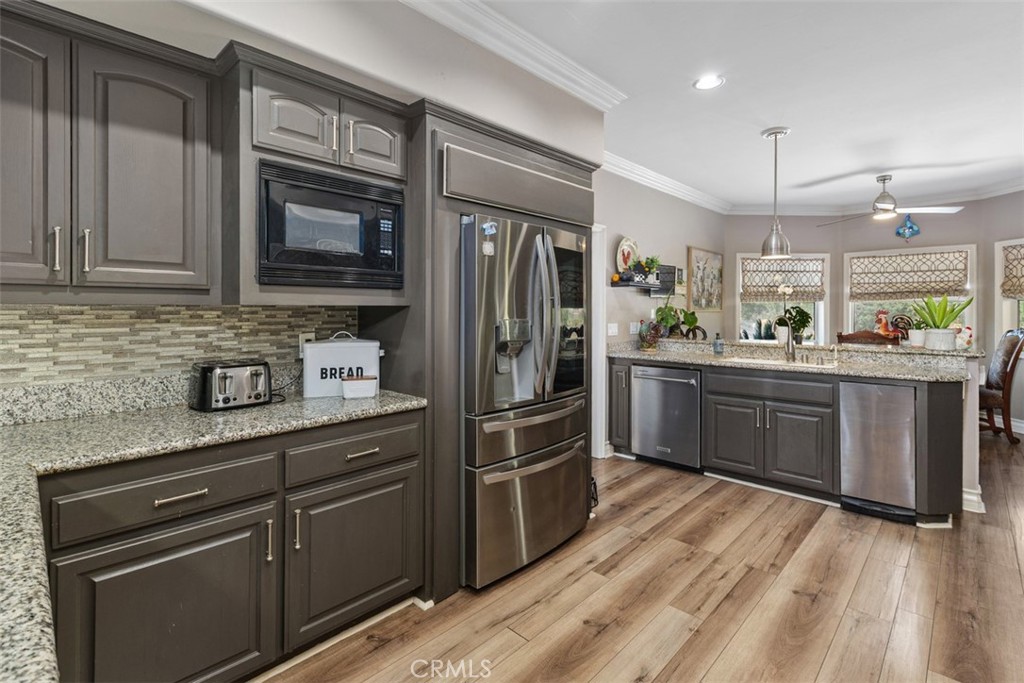 https://media.crmls.org/medias/c542b04f-844c-4a28-a480-fcff9b475c9e.jpg?preset=X-Large