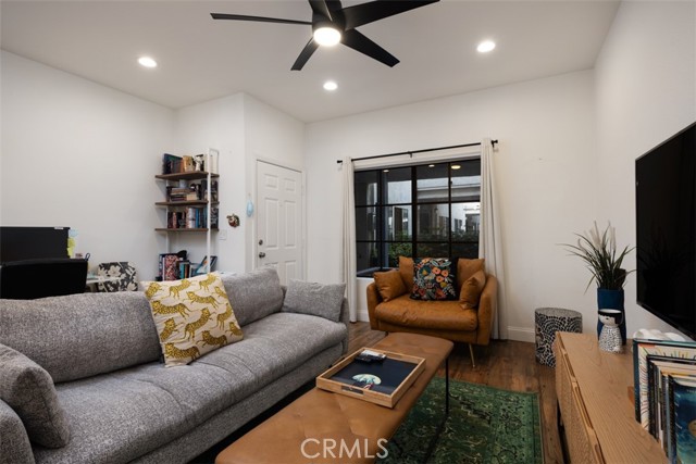 Detail Gallery Image 3 of 21 For 720 W 4th #110,  Long Beach,  CA 90802 - 1 Beds | 2 Baths