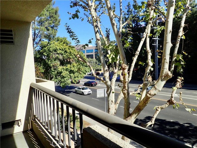 Detail Gallery Image 4 of 24 For 21400 Burbank Bld #201,  Woodland Hills,  CA 91367 - 2 Beds | 2 Baths