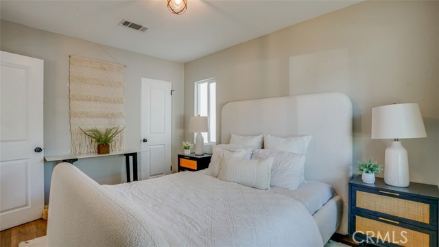 231 W Cedar Avenue, Burbank CA: https://media.crmls.org/medias/c547f7fb-df1a-420e-b3cd-6c1a1e458209.jpg