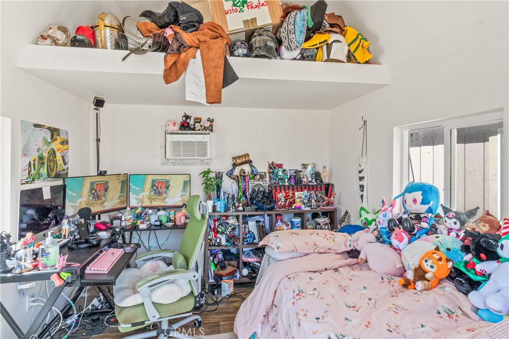 https://media.crmls.org/medias/c54890e3-63f7-4281-8a95-c2aff2931f8c.jpg?preset=X-Large