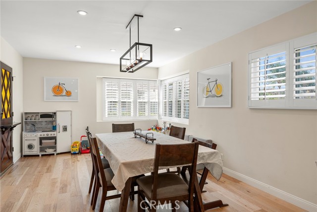 Detail Gallery Image 16 of 46 For 23642 Oxnard St, Woodland Hills,  CA 91367 - 3 Beds | 3 Baths