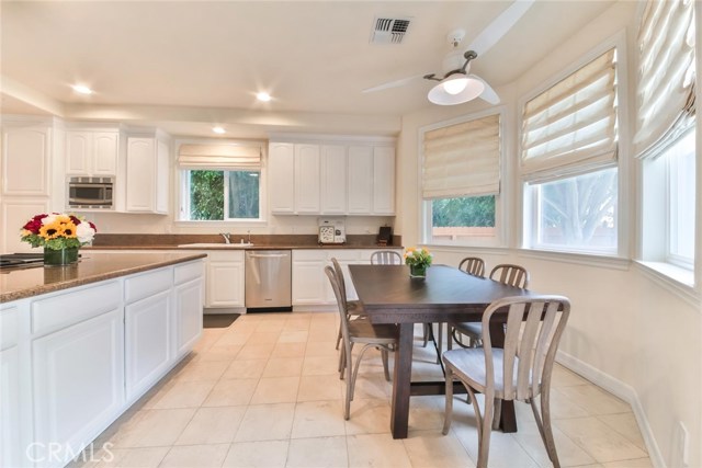 Chef's Kitchen with Breakfast Area