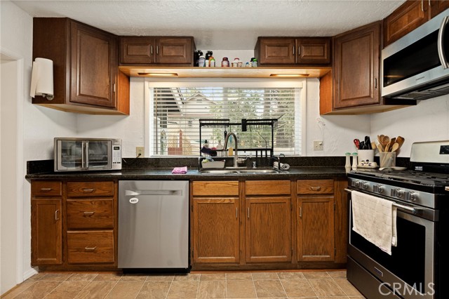 Detail Gallery Image 8 of 39 For 2667 Hunsaker, Running Springs,  CA 92382 - 4 Beds | 2 Baths