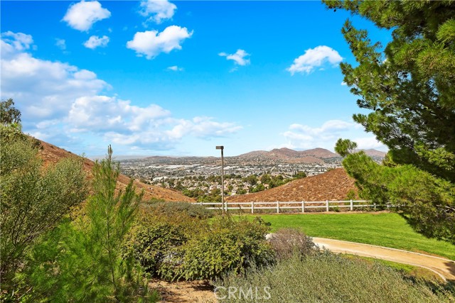 16462 Sun Summit Drive, Riverside CA: https://media.crmls.org/medias/c54ed9b8-9352-4196-a59a-57574f780c5a.jpg