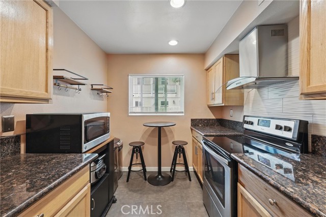 Detail Gallery Image 11 of 47 For 8121 Canby Ave #4,  Reseda,  CA 91335 - 3 Beds | 3 Baths