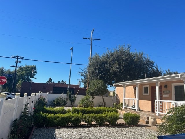 Detail Gallery Image 3 of 33 For 17257 Welby Way, Van Nuys,  CA 91406 - 3 Beds | 3 Baths