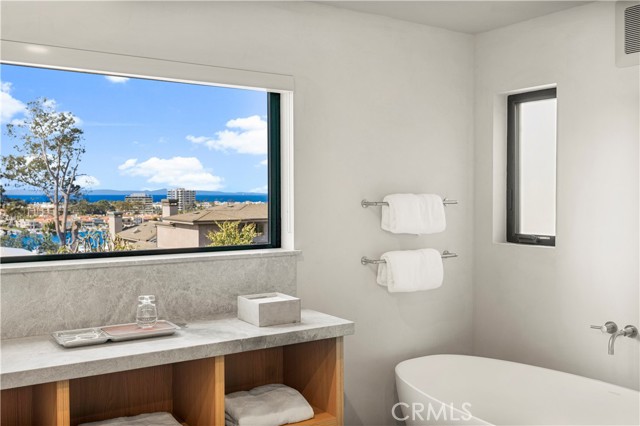 Detail Gallery Image 18 of 40 For 2212 Cliff Dr, Newport Beach,  CA 92663 - 5 Beds | 5/1 Baths