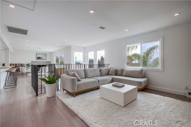 605 E Avenida San Juan, San Clemente CA: https://media.crmls.org/medias/c55673bc-df3c-4e10-aabb-091fdc27e3ce.jpg