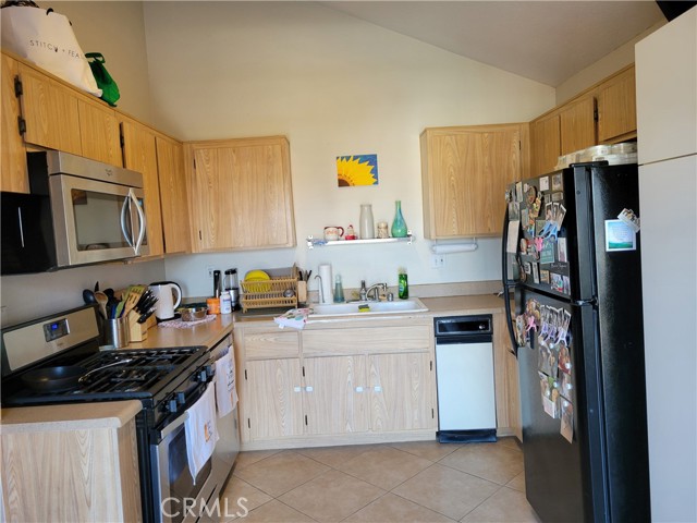 Detail Gallery Image 2 of 10 For 409 Utica Ave #D36,  Huntington Beach,  CA 92648 - 2 Beds | 2 Baths