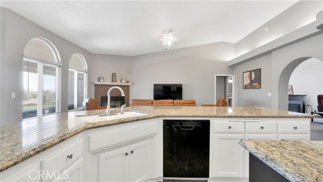 Detail Gallery Image 10 of 42 For 29628 Mountain View Rd, Lucerne Valley,  CA 92356 - 4 Beds | 2/1 Baths