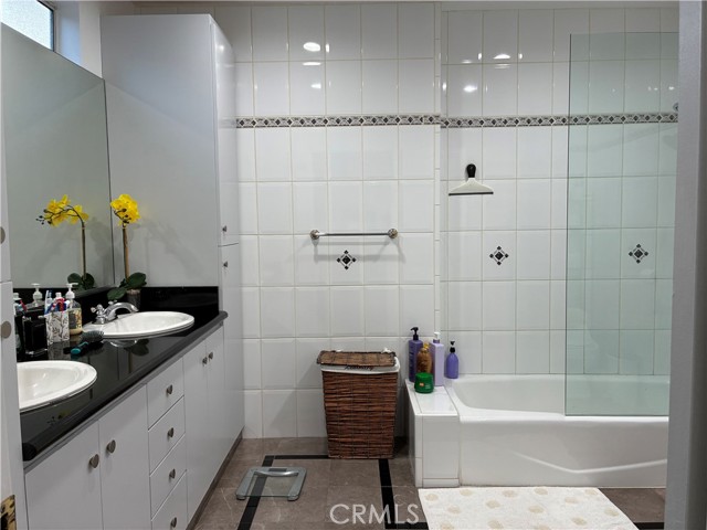 Detail Gallery Image 4 of 4 For 19046 Friar St, Tarzana,  CA 91335 - 4 Beds | 2 Baths