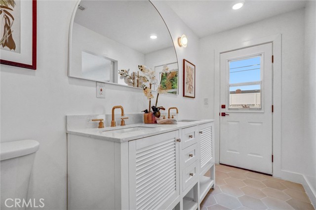 2842 E Virginia Avenue, Anaheim CA: https://media.crmls.org/medias/c55c5d67-6beb-48b6-8901-7db99a8b2c25.jpg