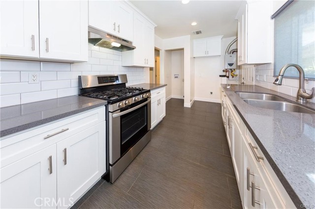 716 W Glenoaks Boulevard, Glendale CA: https://media.crmls.org/medias/c55d2114-af8a-4b21-a1c7-64ccaac5bc00.jpg