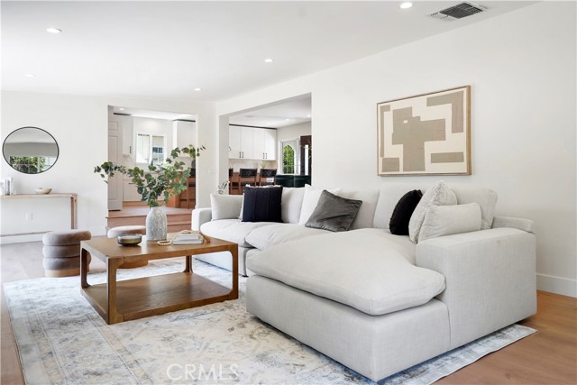 Detail Gallery Image 13 of 46 For 18324 Sylvan St, Tarzana,  CA 91335 - 4 Beds | 2 Baths