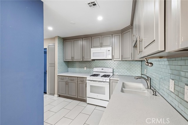 Detail Gallery Image 7 of 27 For 14429 Chardon Ave #41,  Hawthorne,  CA 90250 - 3 Beds | 1/1 Baths