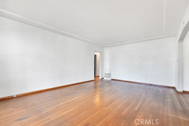 Detail Gallery Image 3 of 35 For 7725 Owensmouth, Canoga Park,  CA 91304 - 3 Beds | 2 Baths