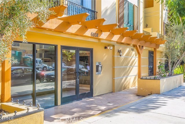 6938 Laurel Canyon Boulevard, North Hollywood CA: https://media.crmls.org/medias/c561022e-9481-4c48-a69f-8c59ba8e2ef6.jpg