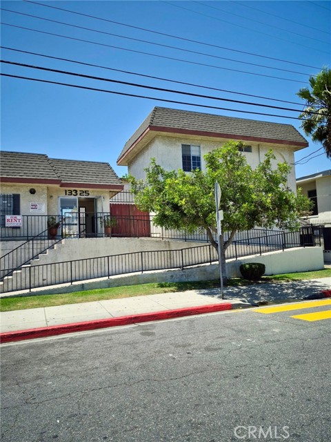 13325 Kornblum Avenue, Hawthorne CA: https://media.crmls.org/medias/c56303fa-7639-489c-a4ba-d2b4b598c121.jpg