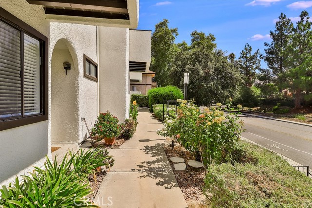 Detail Gallery Image 2 of 46 For 174 Jeranios Ct, Thousand Oaks,  CA 91362 - 2 Beds | 2/1 Baths