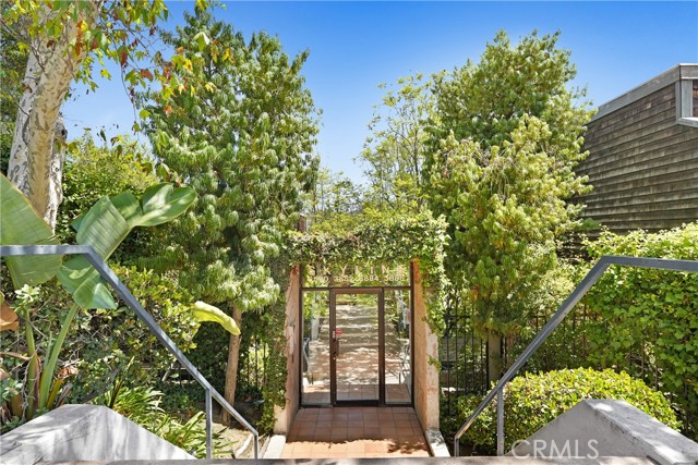 Detail Gallery Image 22 of 26 For 3884 Fredonia Dr #F,  Los Angeles,  CA 90068 - 2 Beds | 3 Baths