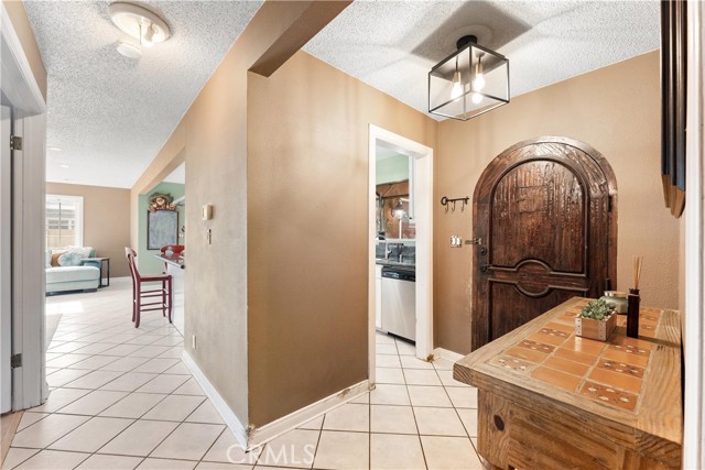 1646 E 15th Street, Santa Ana CA: https://media.crmls.org/medias/c569ce08-aa05-4002-bcf2-a72ecd46ab95.jpg