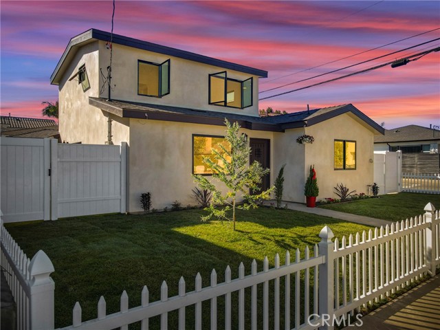 Detail Gallery Image 1 of 29 For 2200 Plant Ave, Redondo Beach,  CA 90278 - 3 Beds | 2 Baths