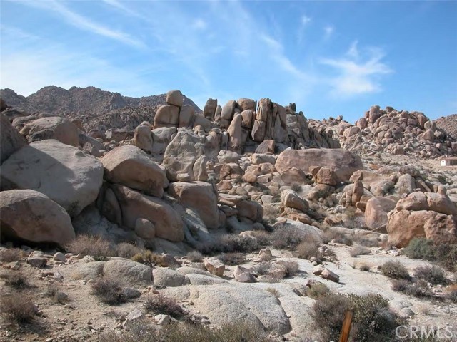 9 Stoney Crest Road, Joshua Tree CA: https://media.crmls.org/medias/c56be6cd-7154-4f07-869a-c91431c3b481.jpg