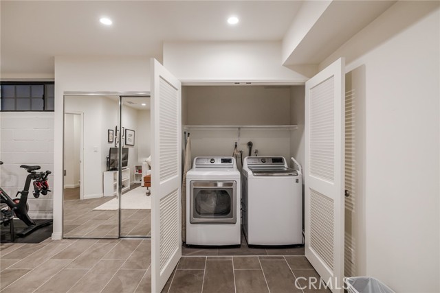 Detail Gallery Image 34 of 36 For 240 S Broadway #2,  Redondo Beach,  CA 90277 - 3 Beds | 2/1 Baths