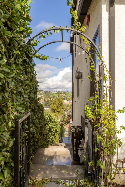 Detail Gallery Image 2 of 25 For 3091 Chadwick, Los Angeles,  CA 90032 - 3 Beds | 2 Baths