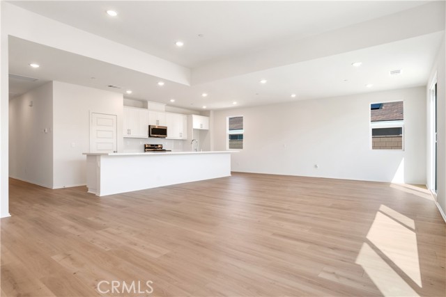 Detail Gallery Image 3 of 26 For 13743 Mesa View Dr, Victorville,  CA 92392 - 5 Beds | 2 Baths