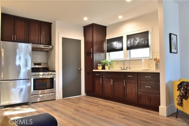 908 Victoria Avenue, Venice CA: https://media.crmls.org/medias/c572f7b1-33d0-477f-a6fe-0062a45ffbdf.jpg