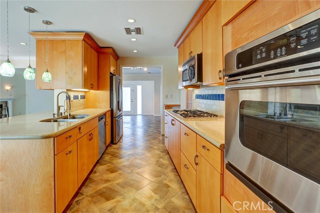 Detail Gallery Image 14 of 31 For 17068 Celtic, Granada Hills,  CA 91344 - 3 Beds | 2 Baths