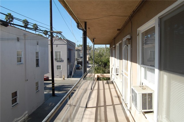 Detail Gallery Image 11 of 22 For 20 Roycroft Ave, Long Beach,  CA 90803 - – Beds | – Baths